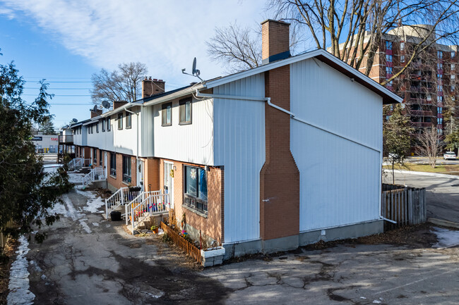 1921 St Laurent Blvd in Ottawa, ON - Building Photo - Building Photo