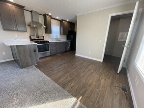 38054 Versailles St in Clinton Township, MI - Building Photo - Building Photo