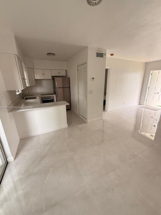 2450 Lincoln St in Hollywood, FL - Building Photo