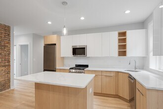 7389 N Damen Ave, Unit 2e in Chicago, IL - Building Photo - Building Photo