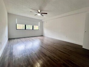 19455 NE 10th Ave, Unit 4-407 in Miami, FL - Building Photo - Building Photo