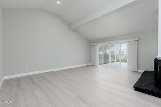 1125 Stoneybrook Ln in Westlake Village, CA - Foto de edificio - Building Photo