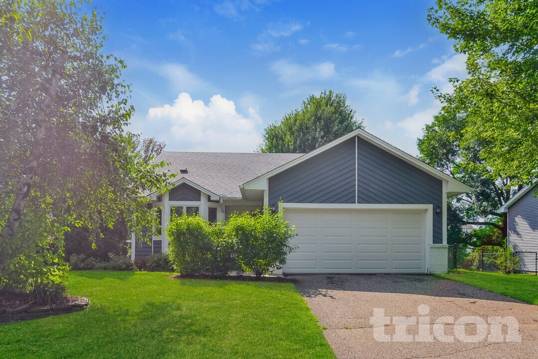 4448 Hamilton Dr in Eagan, MN - Building Photo