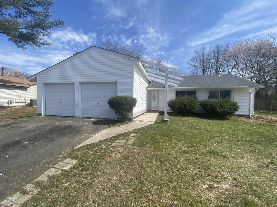 37 Pershing Ln in Sicklerville, NJ - Building Photo