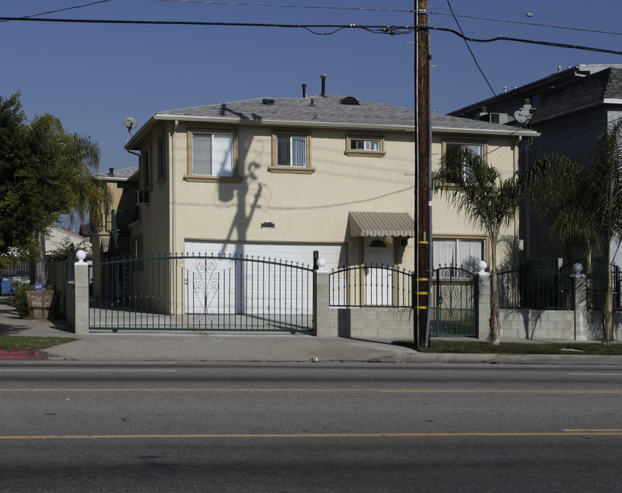 13353 Victory Blvd in Van Nuys, CA - Building Photo