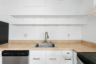 5240 S Tacoma Way in Tacoma, WA - Building Photo - Building Photo