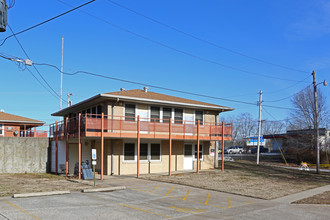 Alton Manor in Alton, IL - Building Photo - Building Photo