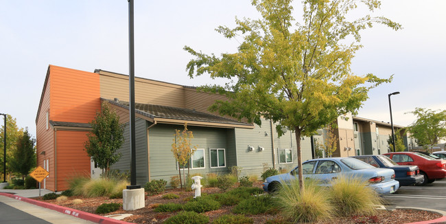 Eskaton Roseville Manor in Roseville, CA - Foto de edificio - Building Photo
