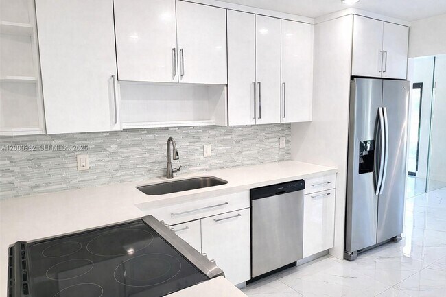 9723 N New River Canal Rd in Plantation, FL - Building Photo - Building Photo