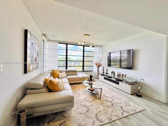 1528 Whitehall Dr in Davie, FL - Building Photo - Building Photo