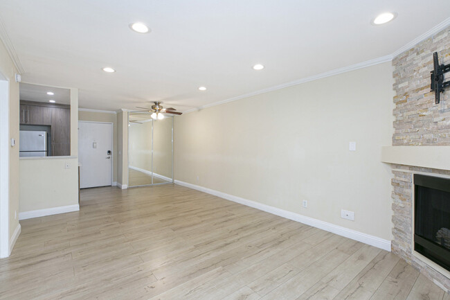 5525 Canoga Ave, Unit 113 in Woodland Hills, CA - Building Photo - Building Photo