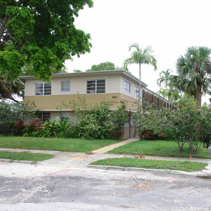 Belle Meade Place in Miami, FL - Building Photo