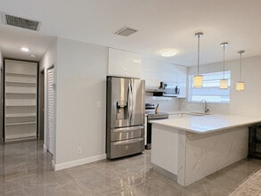 724 NE 3rd St in Hallandale Beach, FL - Building Photo - Building Photo