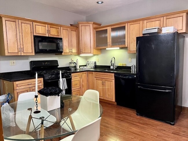 156 Cottage St, Unit 6 in Boston, MA - Foto de edificio - Building Photo