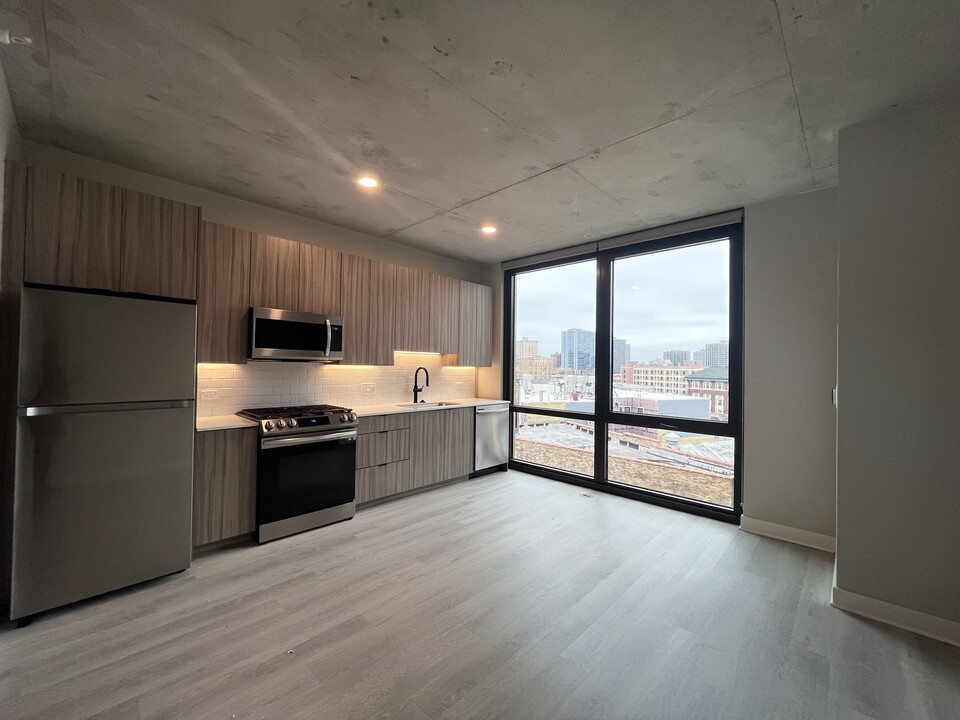 4623 N Broadway St, Unit 323 in Chicago, IL - Building Photo