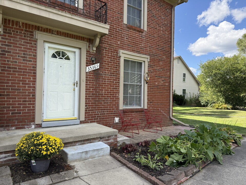 35389 Tall Oaks Dr in Sterling Heights, MI - Foto de edificio