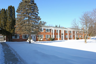 COLONIAL APARTMENTS in Flushing, MI - Foto de edificio - Building Photo