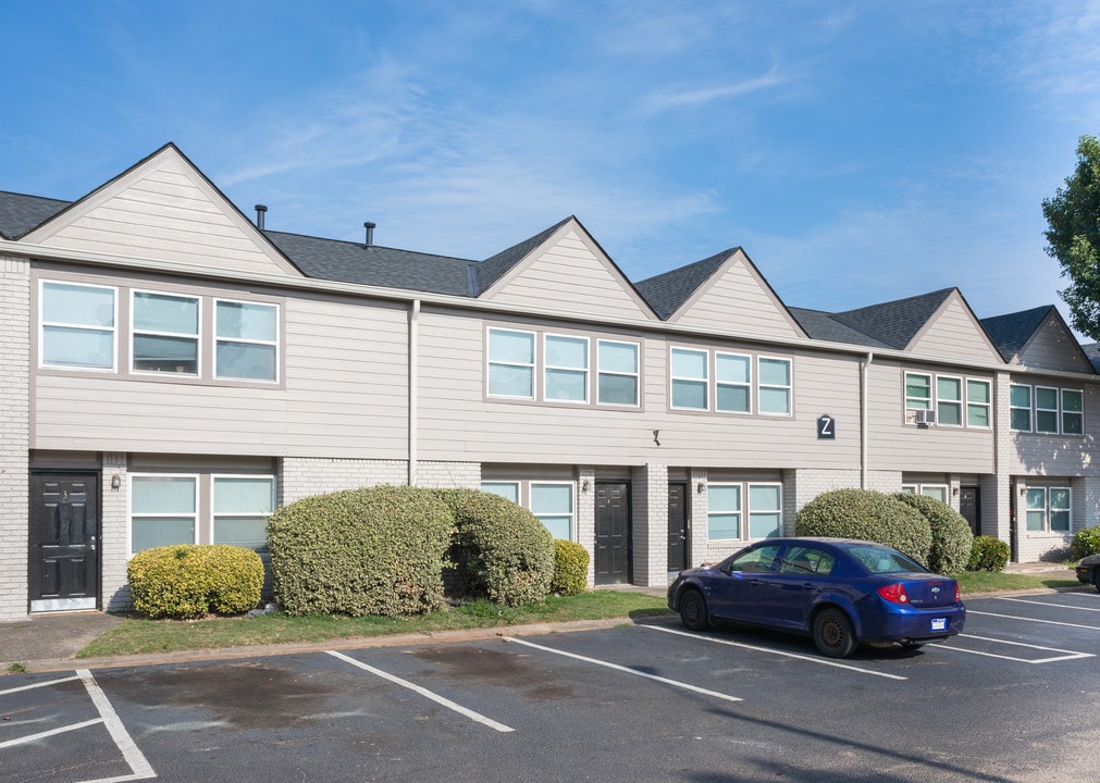 Broadway Townhomes in College Park, GA - Building Photo