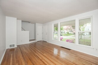 19400 Shakerwood Rd in Warrensville Heights, OH - Building Photo - Building Photo