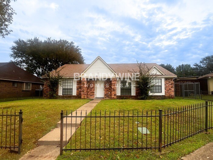 129 E Bancroft Dr in Garland, TX - Building Photo