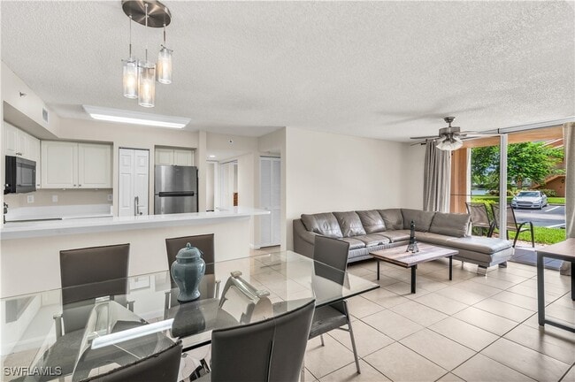 1230 Wildwood Lakes Blvd in Naples, FL - Building Photo - Building Photo