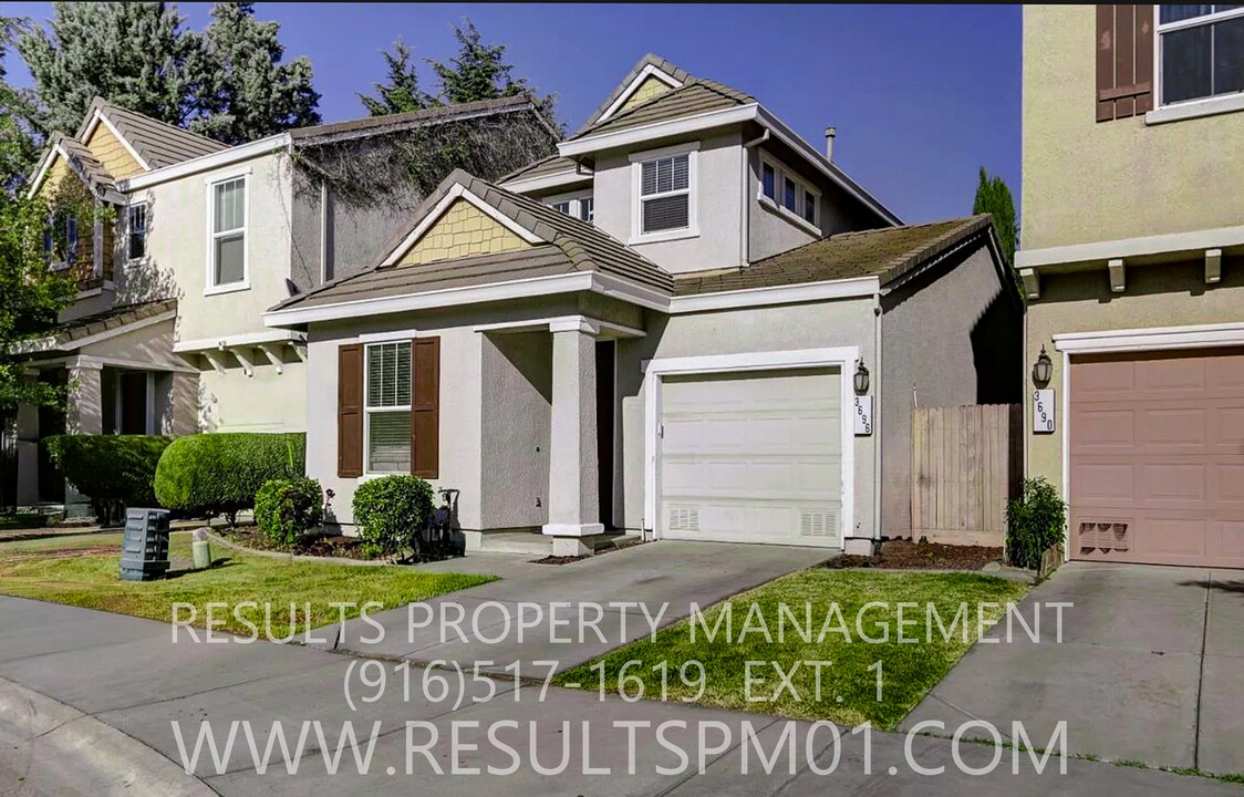 3696 Naturita Way in Sacramento, CA - Building Photo