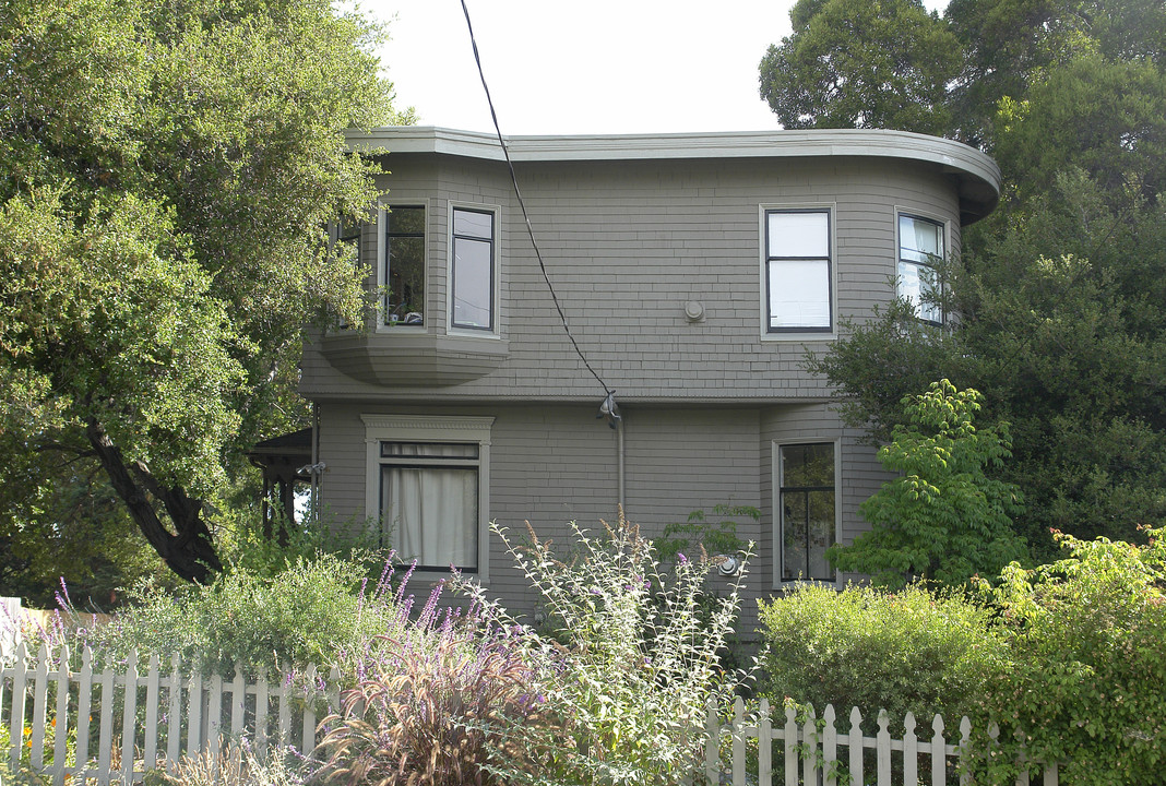 1059 Bella Vista Ave in Oakland, CA - Building Photo