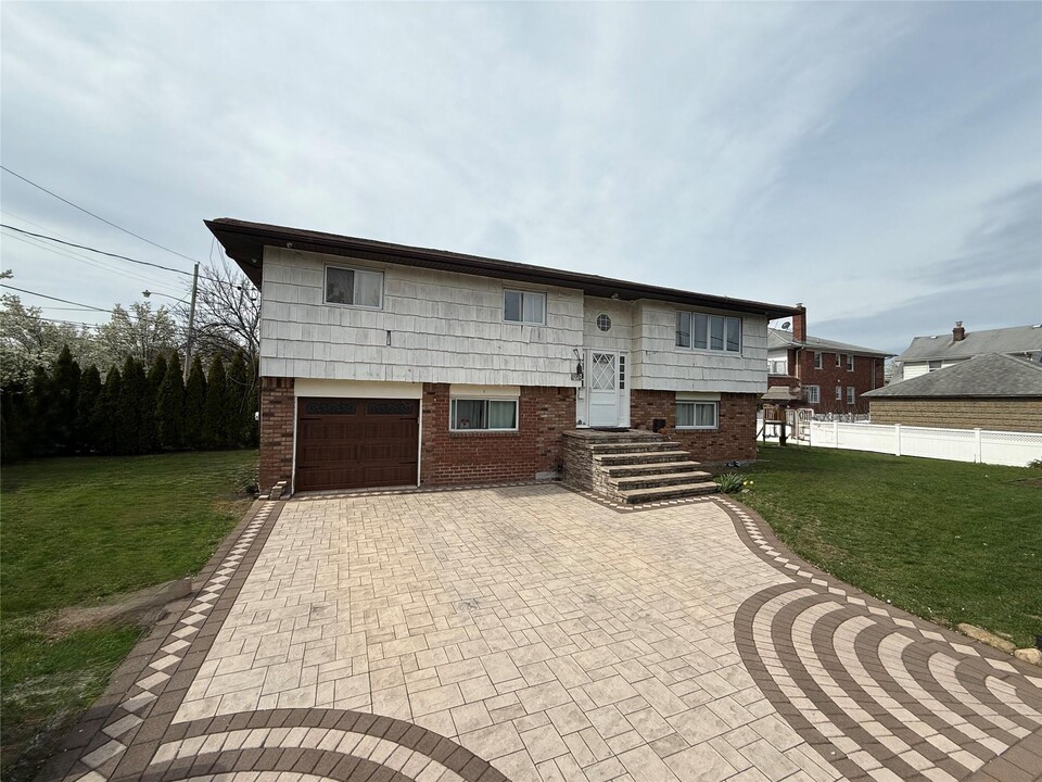 357 Whittier Ave in Floral Park, NY - Building Photo