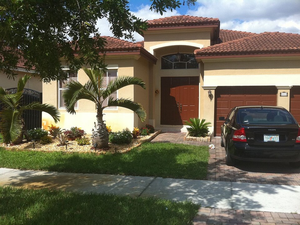 8841 NW 178th St in Hialeah, FL - Building Photo