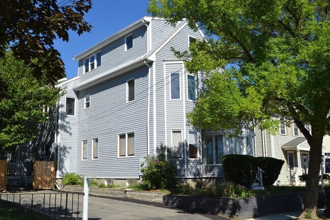 28 Trowbridge St in Belmont, MA - Building Photo - Building Photo