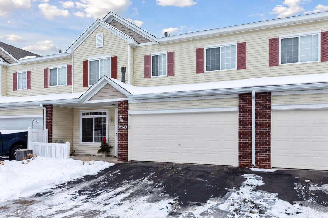 3775 Hazel Trail in Woodbury, MN - Building Photo