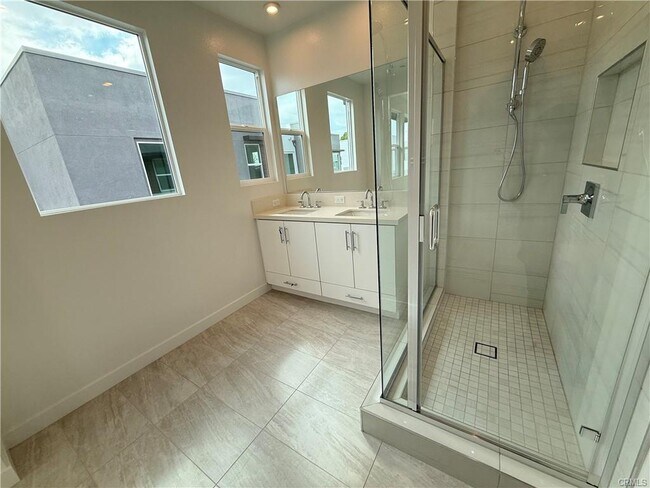 693 S Lyon St in Santa Ana, CA - Building Photo - Building Photo