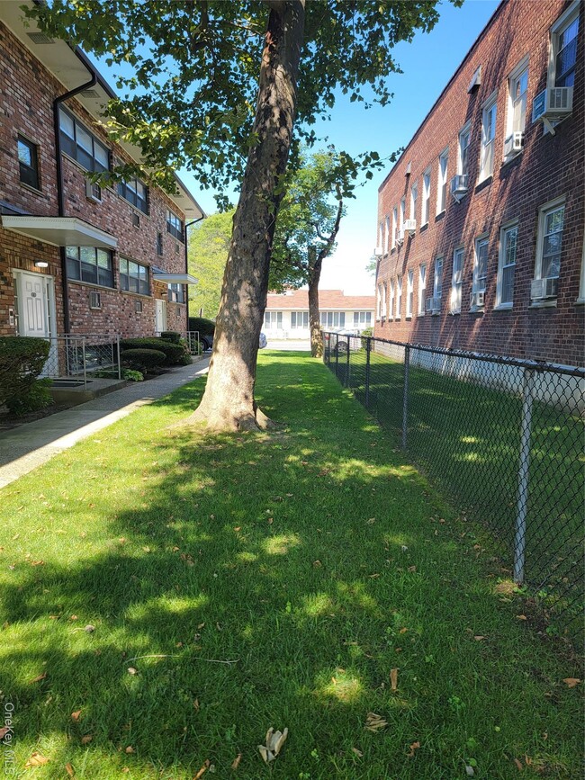 84 Lincoln Ave in Rockville Centre, NY - Building Photo - Building Photo