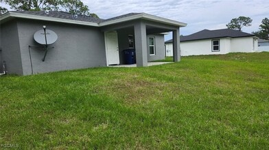 575 Oakshire Ln in Lehigh Acres, FL - Building Photo - Building Photo