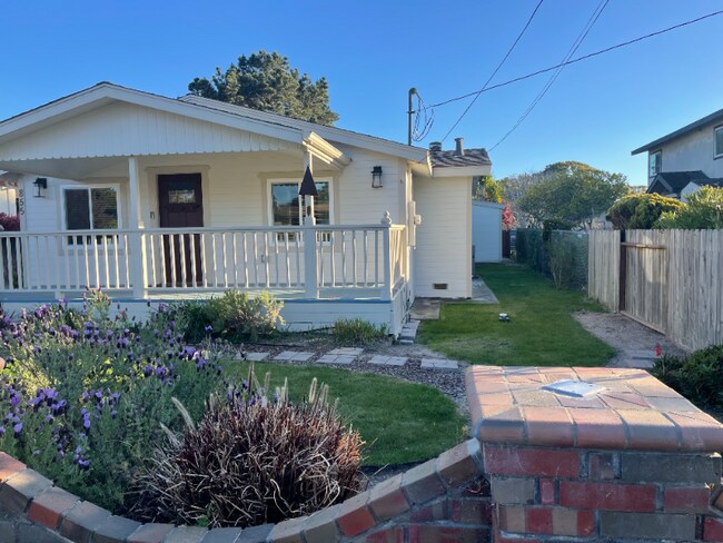 855 Maple St-Unit -1 in Pacific Grove, CA - Building Photo - Building Photo