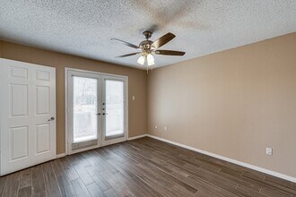 9611 Walnut St, Unit 1106 in Dallas, TX - Foto de edificio - Building Photo