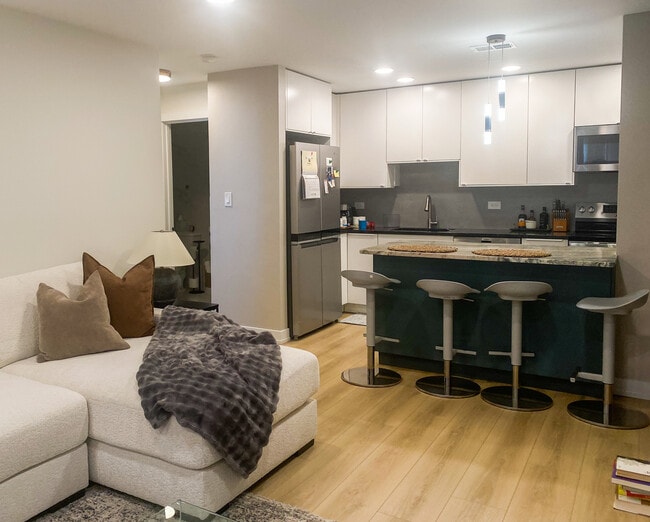 715 W Central Rd in Mount Prospect, IL - Building Photo - Building Photo