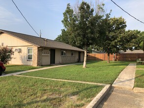 Countryside Apartments in Floresville, TX - Foto de edificio - Building Photo