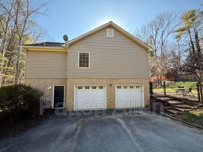 689 New Haw Creek Rd in Asheville, NC - Building Photo - Building Photo