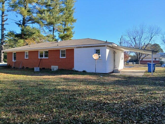 818 Juniper Dr in Fayetteville, NC - Foto de edificio - Building Photo