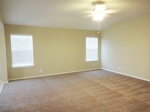 631 Tom Kemp Dr in New Braunfels, TX - Building Photo - Building Photo