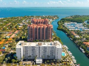 90 Edgewater Dr, Unit 522 in Coral Gables, FL - Foto de edificio - Building Photo