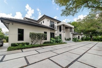 11200 SW 60th Ave in Pinecrest, FL - Building Photo - Building Photo