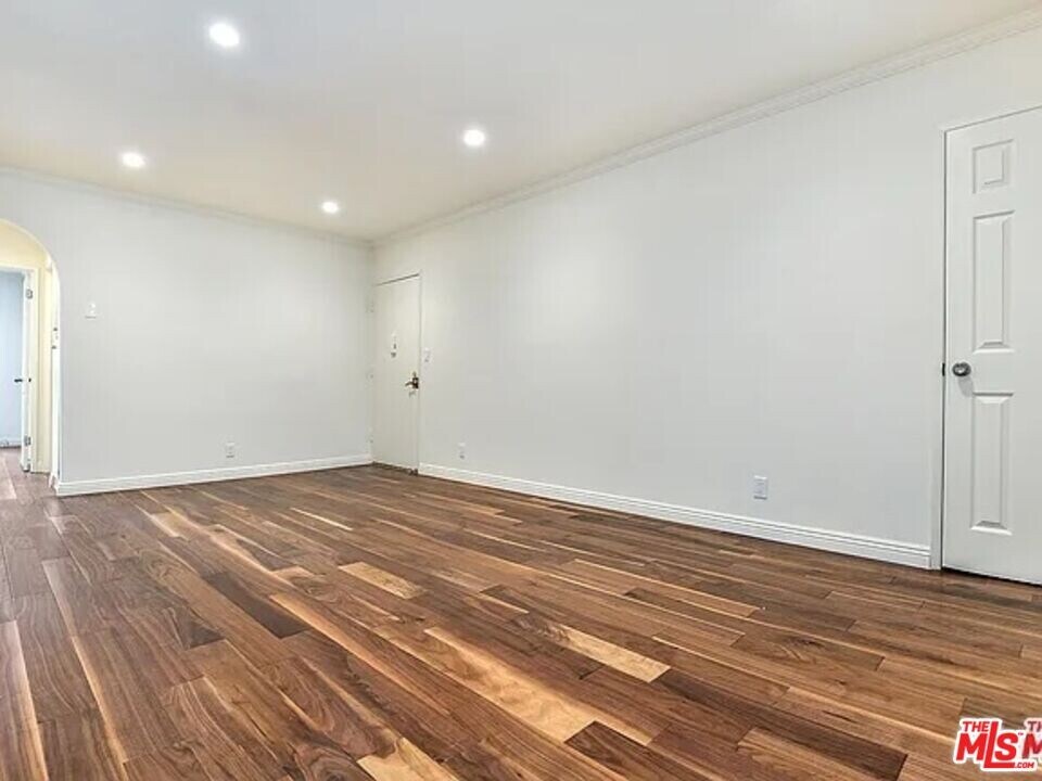 1112 N Olive Dr in West Hollywood, CA - Building Photo