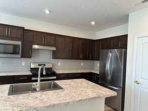 1242 Fairstone Dr in Lewis Center, OH - Building Photo - Building Photo