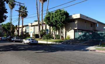 709 N. Inglewood Ave. in Inglewood, CA - Foto de edificio - Building Photo