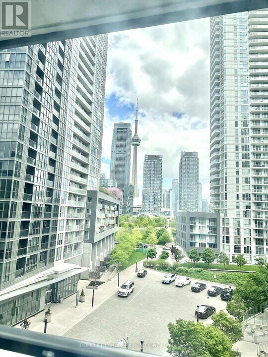 70-670 Queens Wharf Rd in Toronto, ON - Building Photo