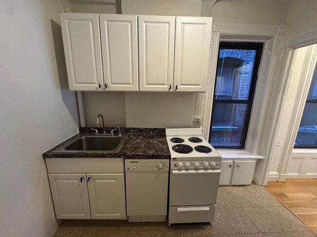 792 9th Ave, Unit 4RS in New York, NY - Foto de edificio - Building Photo