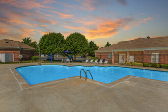 North Oak Crossing Apartments in Kansas City, MO - Foto de edificio - Building Photo