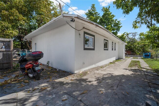 1114 SW 13th Ct in Miami, FL - Building Photo - Building Photo